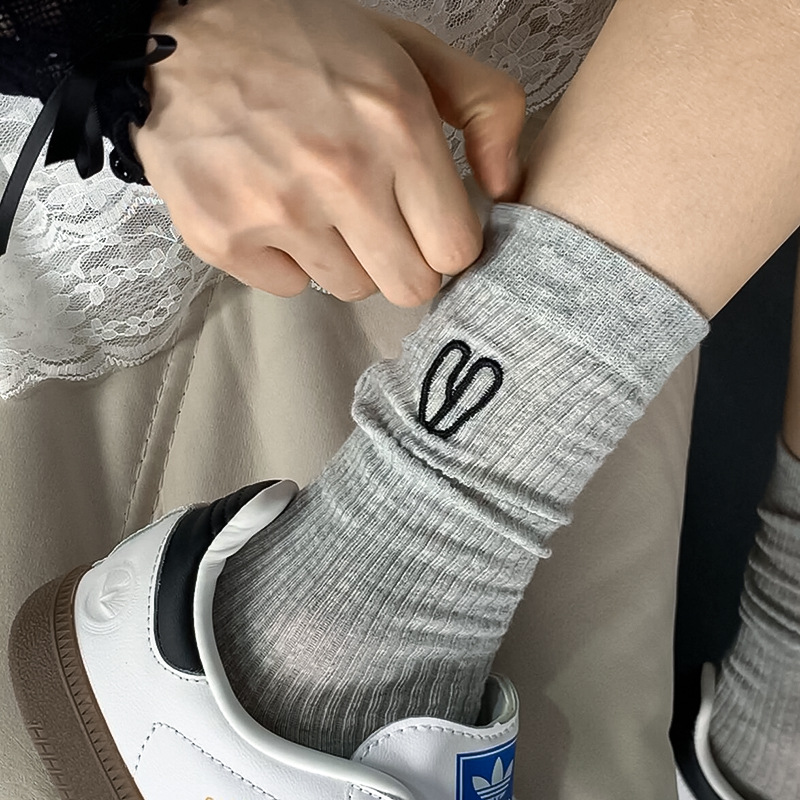 Calcetines grises mujeres bordadas amor simple coreano primavera y verano delgada calcetines de algodón al por mayor
