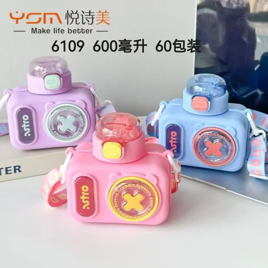Yue Shimei de plástico para niños taza de agua cámara taza de paja adorable anti-caída estudiantes de verano diagonal taza de regalo hervidor