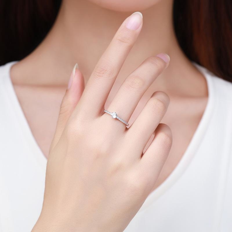 4.5mm D color mujer piedra de mosan anillo femenino femenino con seis garras fabricantes Zhou directamente