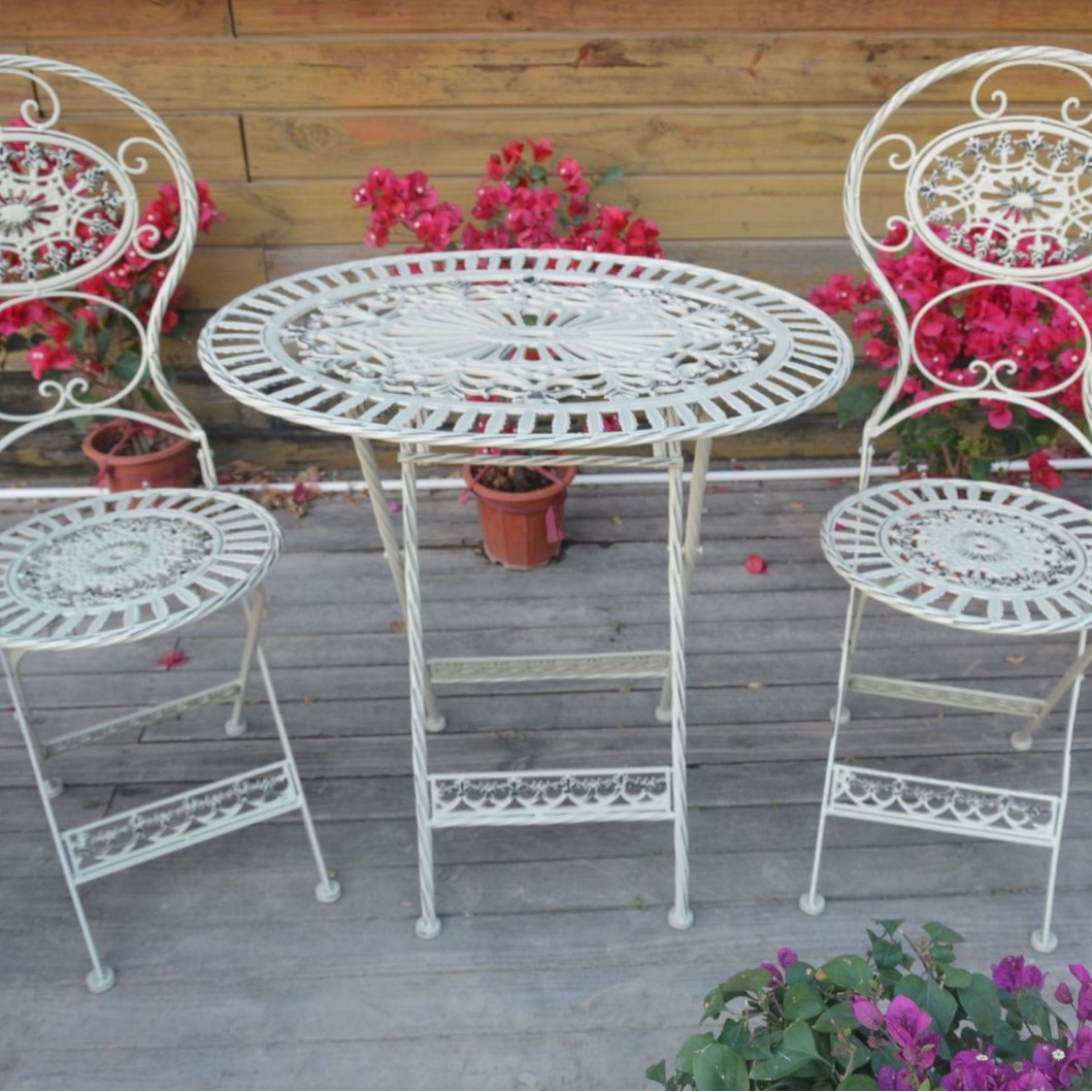 테이블 1개, 의자 2개, 흰색 및 오래된