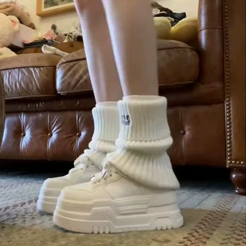 Женские белые кроссовки на толстой подошве, универсальные под юбки, на платформе, для весны и осени 2025 года, новые повседневные кроссовки в гонконгском стиле, увеличивающие рост.