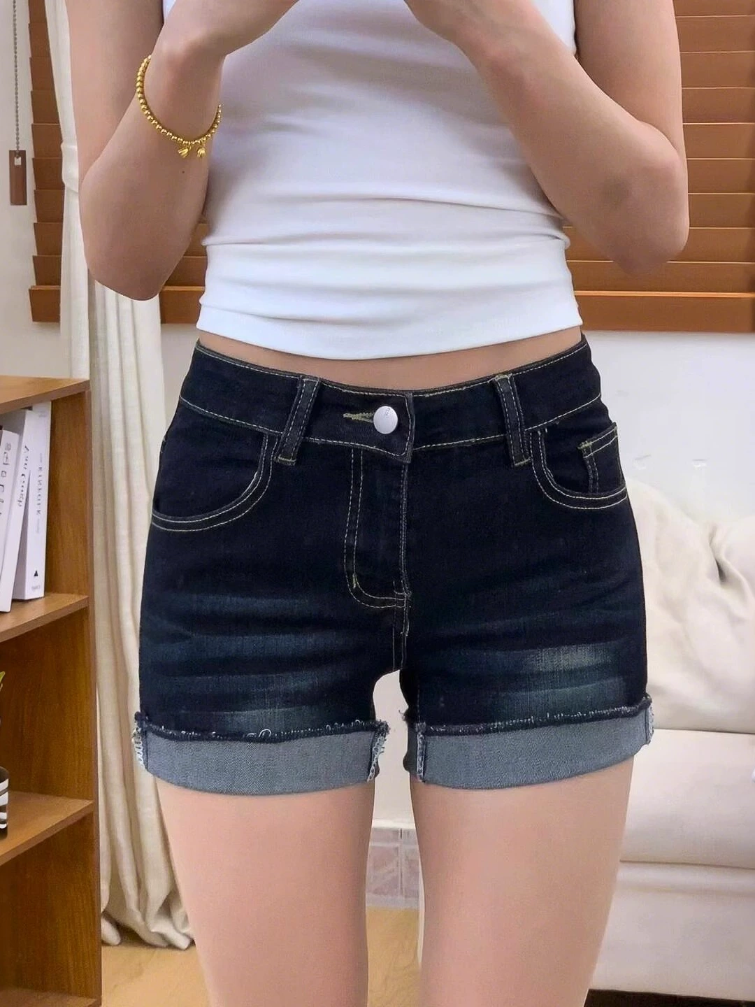 Темно-синие дизайнерские джинсовые шорты в американском стиле с закругленными краями для женщин, летние сексуальные ультракороткие облегающие брюки трапециевидной формы с высокой талией.