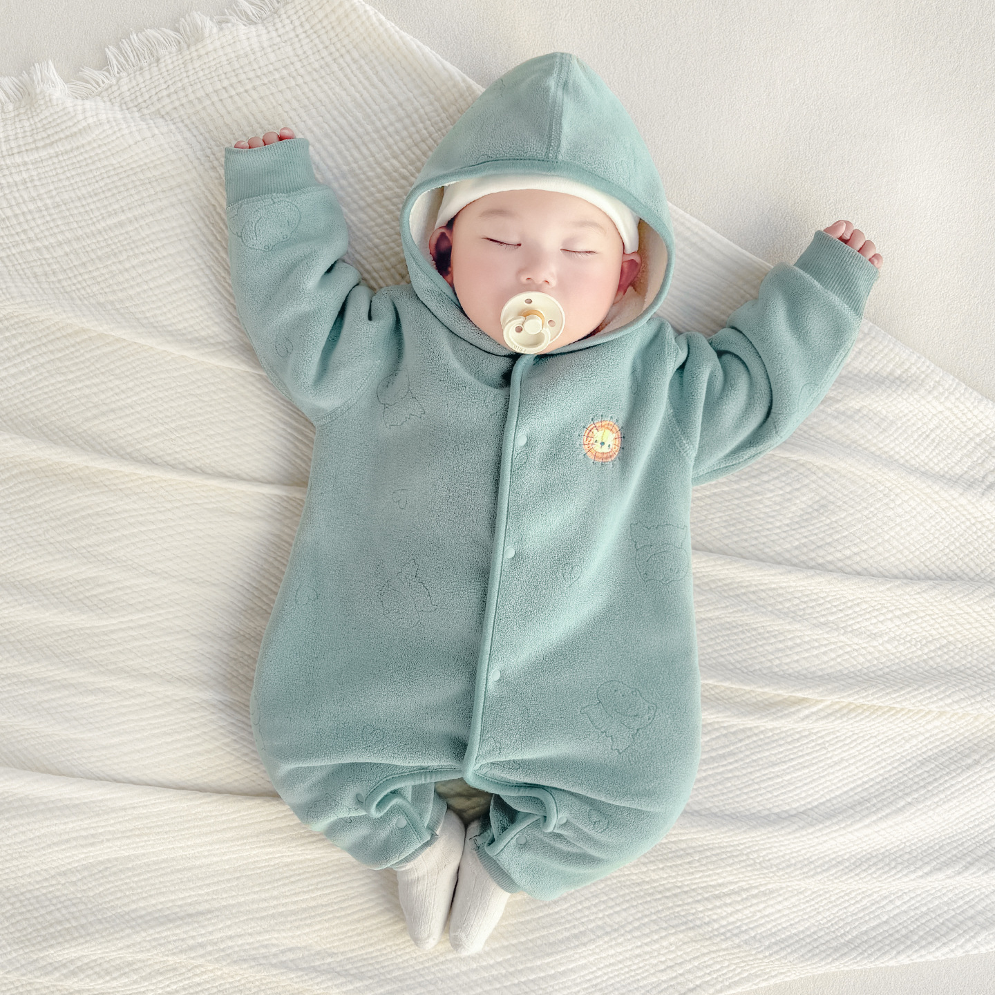Baby overcoat otoño y invierno ropa recién nacida para hombres y mujeres con pijamas cálidos de terciopelo para niños pequeños que salen ropa de invierno