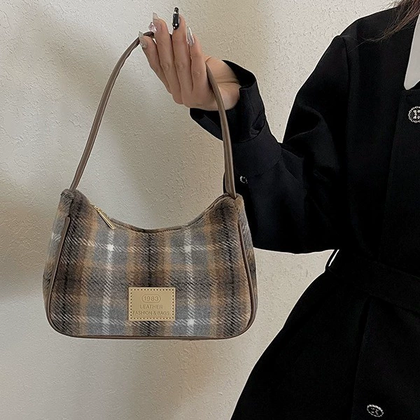 Retro shoulder bag, small demi-season one-shoulder bag, handheld underarm bag, 2023 collection, high-quality style