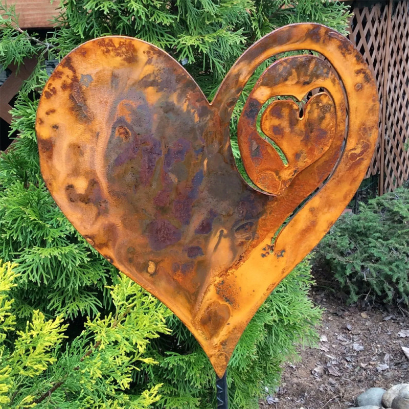 A Rusted Heart Stake in theガーデン金属ガーデンで錆びた心鉄芸心|undefined