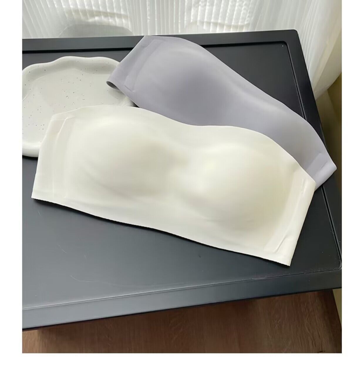 Besiūlė liemenėlė be petnešėlių nuo slydimo push-up krūtinei_voghion.com