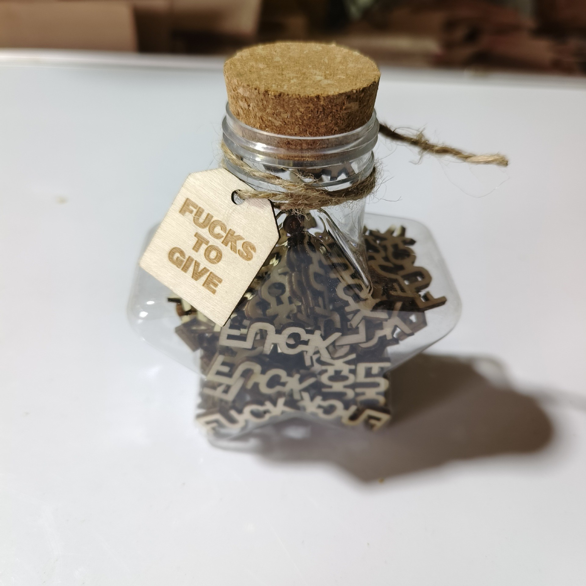 FUCK 스타일 100개 오각별 플라스틱 병 + 흰색 상자 + 태그