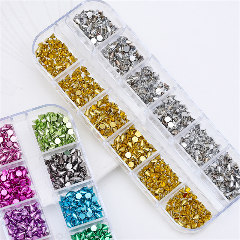 Cross-border exclusivo vintage punk estilo cónico remache joyería de uñas 12 rejilla de oro y plata de color joyería de uñas al por mayor