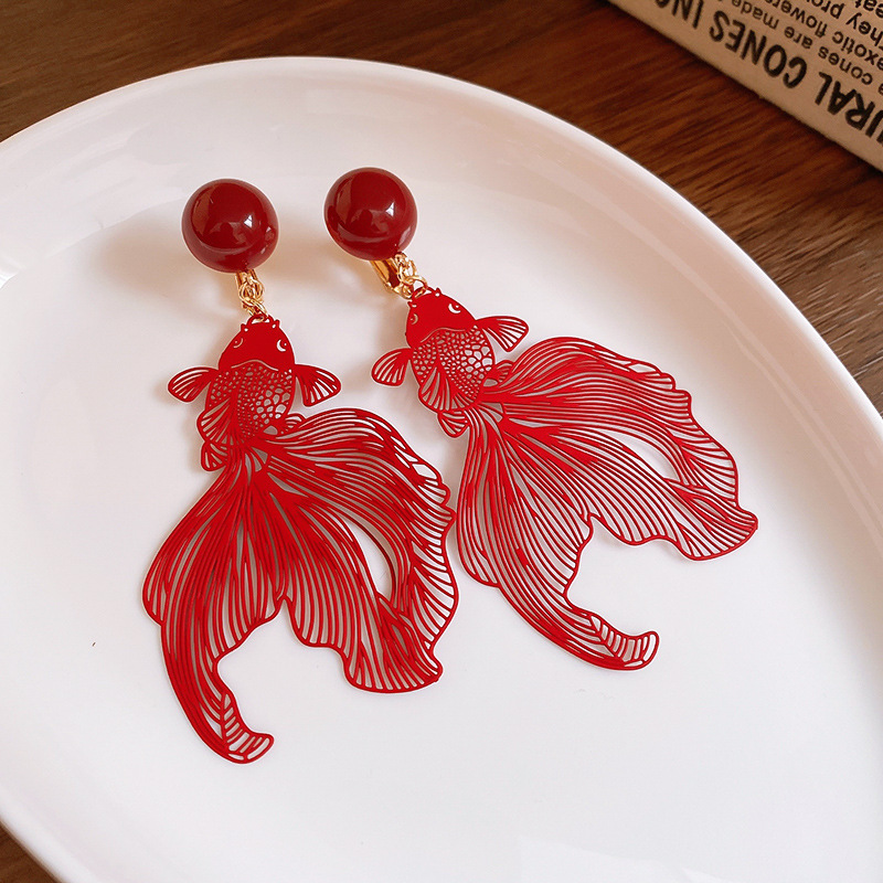 Bola redonda retro clip de oreja de pez dorado hueco sin agujeros Pendientes de diseño de nicho de alta gama Pendientes de todo fósforo de temperamento de lujo ligero mujeres