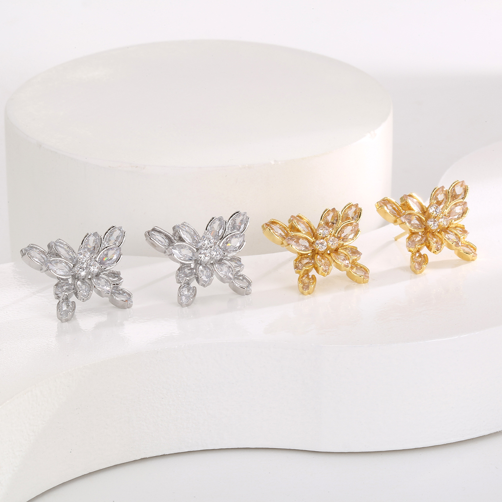 Pendientes de botón con circonita cúbica y perla para mujer_voghion.com