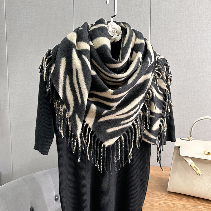 Nicho dulce cool clásico europeo y americano retrógrado impresión de leopardo bufandas de tendencia de otoño y invierno literatura y arte modelado bufandas de rayas de cachemira cuadrada