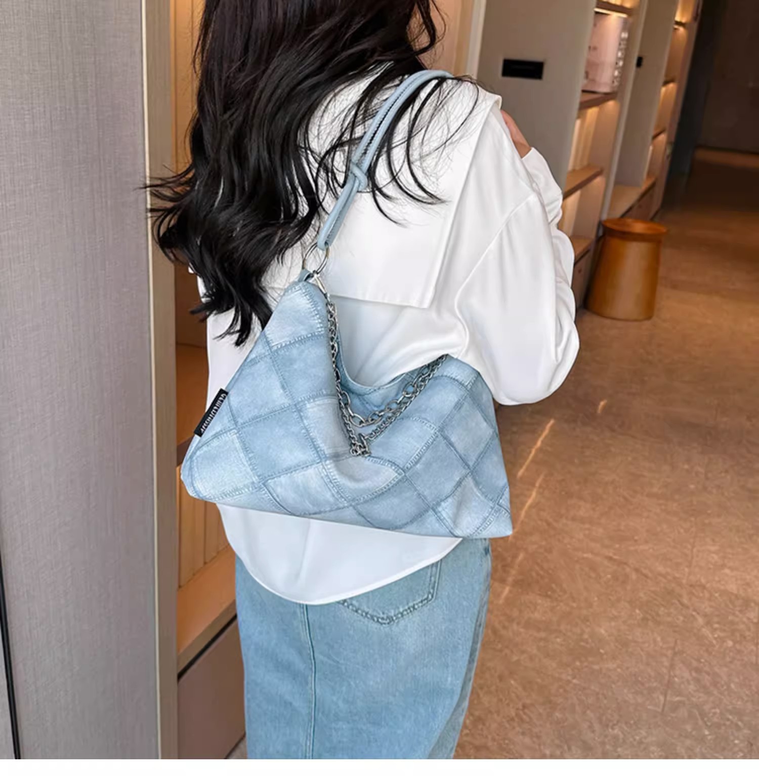 A niche canvas bag with a large capacity for women, a trendy 2023 new style for work, commuting, and student classes, a single-shoulder underarm tote bag undefined
