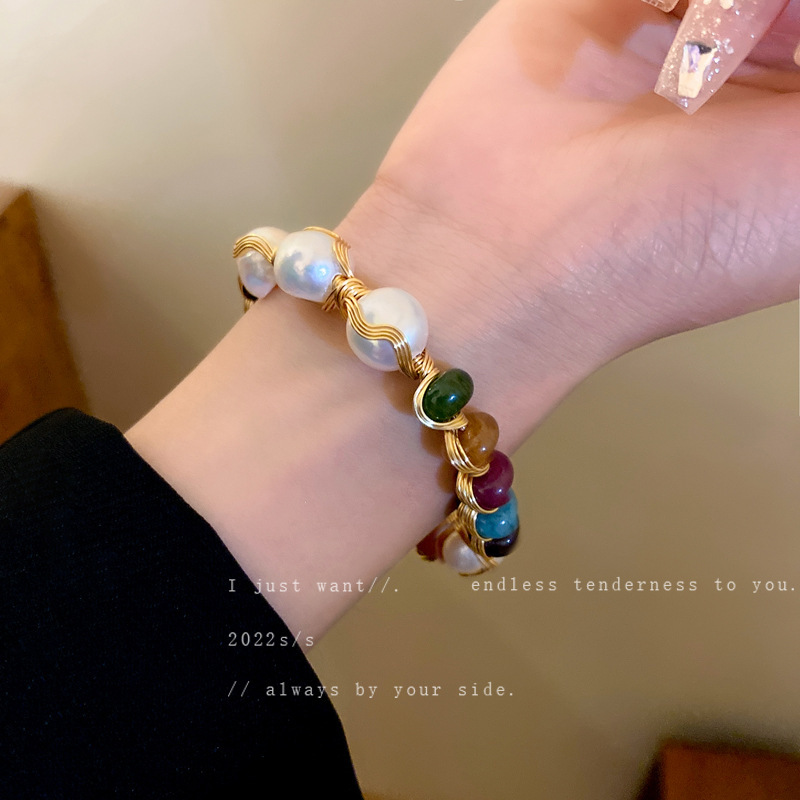 Pulsera abierta de perlas barrocas, pulsera de diseño de nicho retro de moda, fabricante de joyería de alta gama de lujo ligero