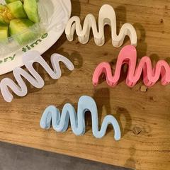 夏のクリームの波は女性の大きいサイズの髪を挟みます。