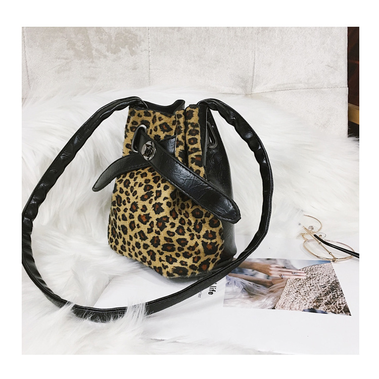 Leopard Print Bucket Diagonal Bag Wholesale Nihaojewelry display picture 3