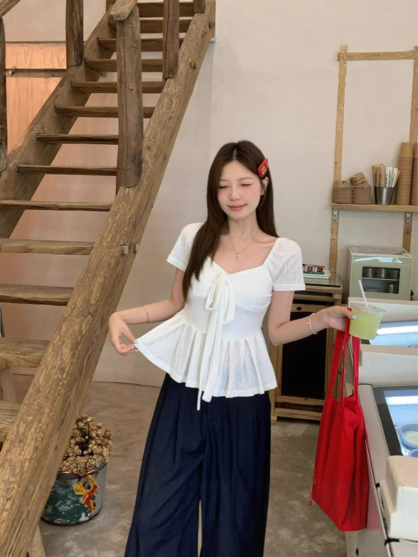 プラスサイズの太ったMMの甘い質感のスクエアネックトップは、蝶ネクタイ付きの右肩半袖Tシャツです|undefined