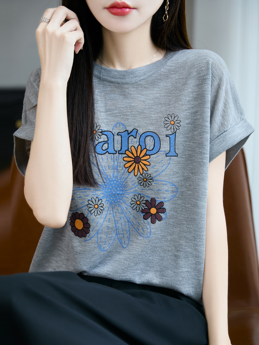 Áo thun nữ cổ tròn tay ngắn họa tiết hoa cúc jacquard dáng rộng — trắng
