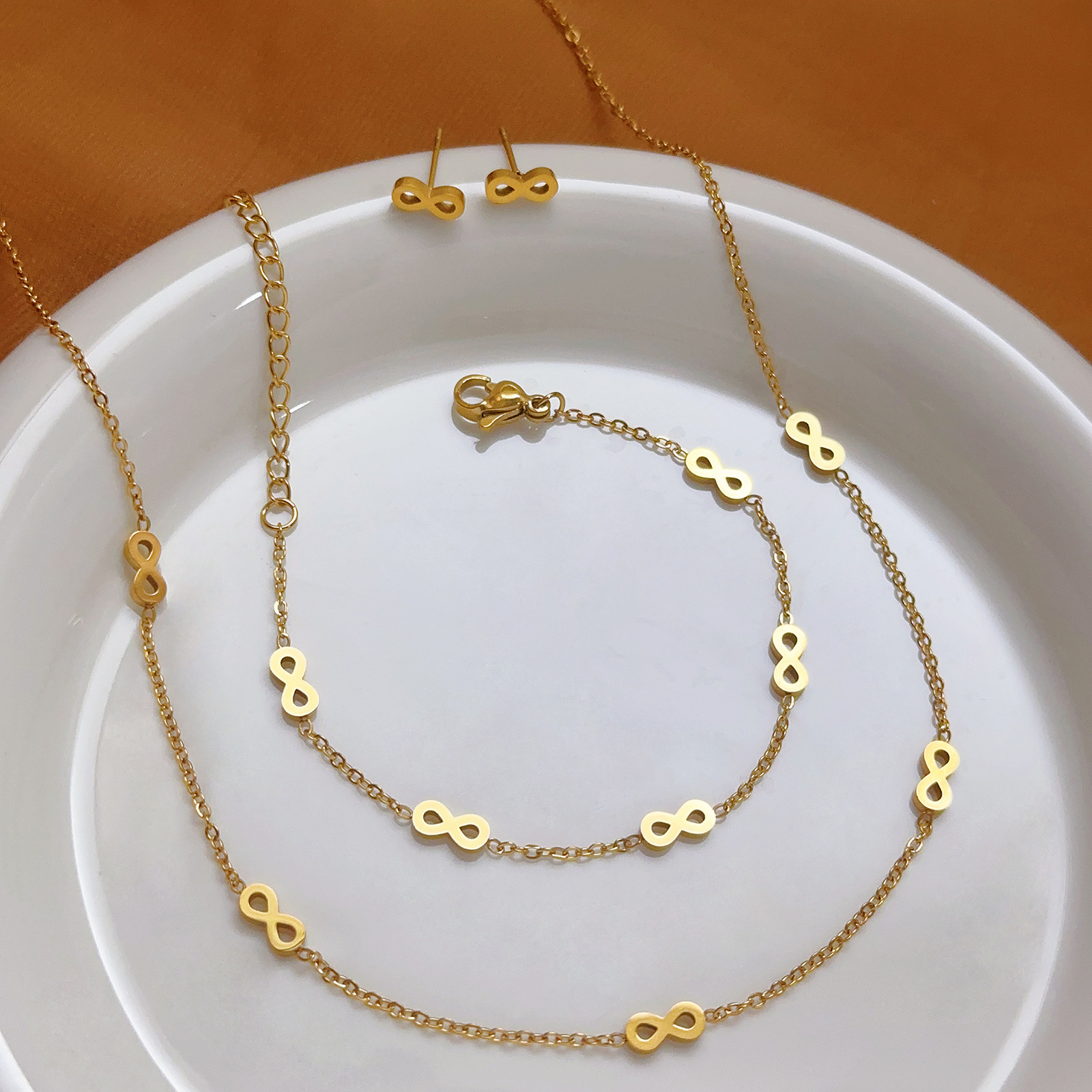Personalidad de moda europea y americana simple cadena de acero inoxidable chapado en oro número 8 accesorios de mano pulsera de mujer fábrica al por mayor