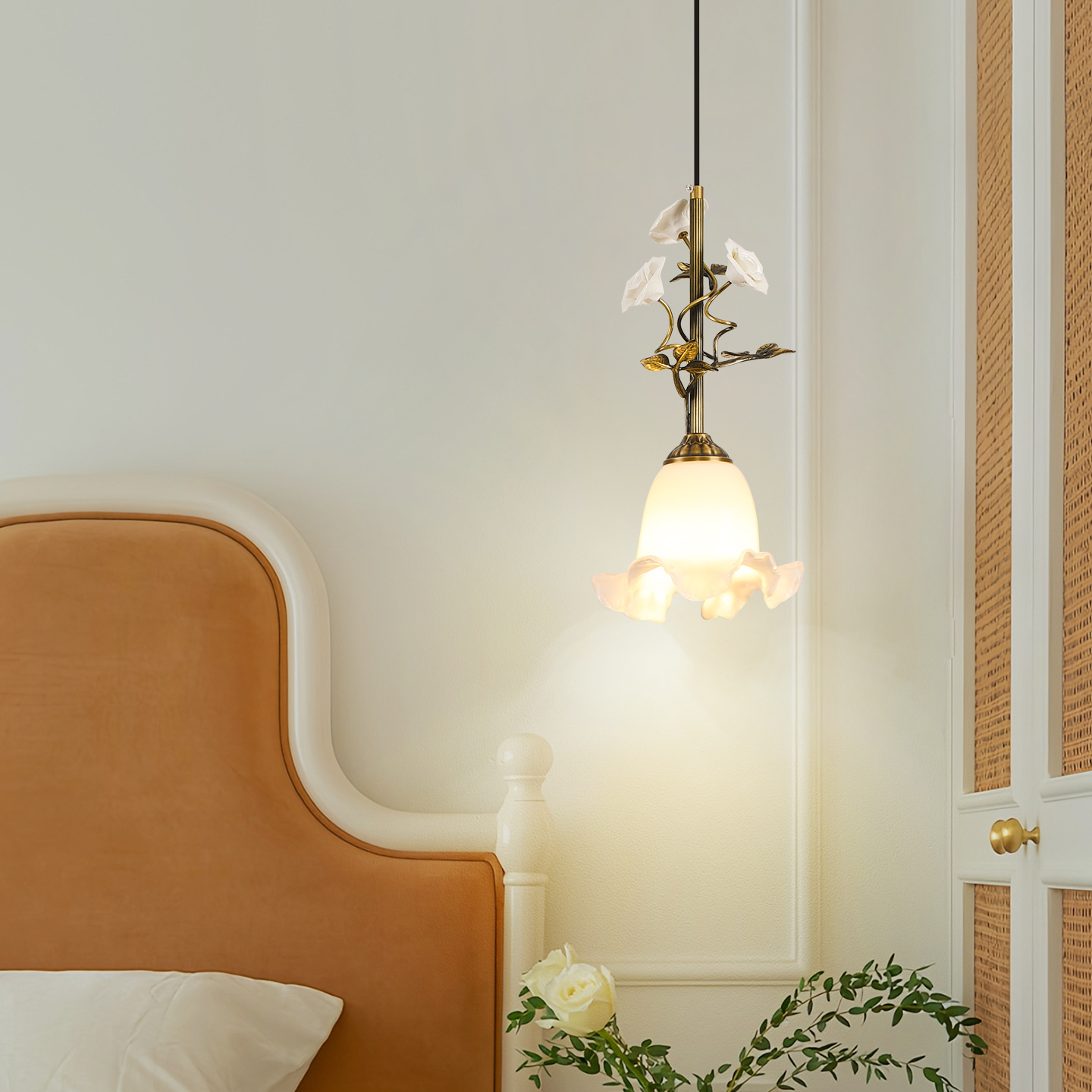 Lámpara de cabecera del dormitorio de cobre creativo francés personalidad pequeña lámpara de cama italiana simple sensación de lujo ligera lámpara de cabello de lujo 413L
