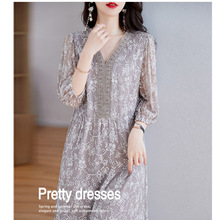 2023夏季杭州重工刺绣桑蚕丝连衣裙V领真丝直筒裙子显瘦设计短袖