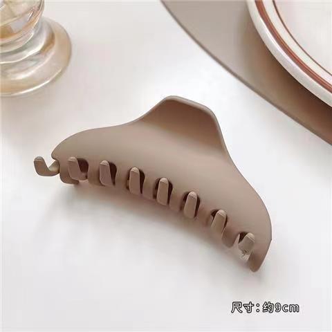 La nueva leche marrón gran tiburón clip moda temperamento de alto sentido pelo acrílico más agarrar la parte posterior la cabeza