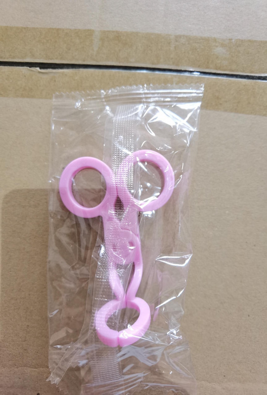 美瞳コンタクトレンズ補助器をつけて神器をつけて携帯用新米をつけてまぶたを支えて道具をつけます。|undefined