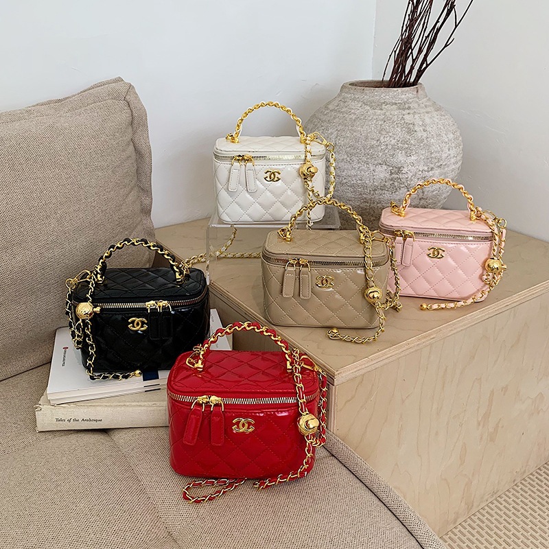 Chanel-style quilted makeup box bag with small gold ball chain, 2026 new fashion shoulder and crossbody bag