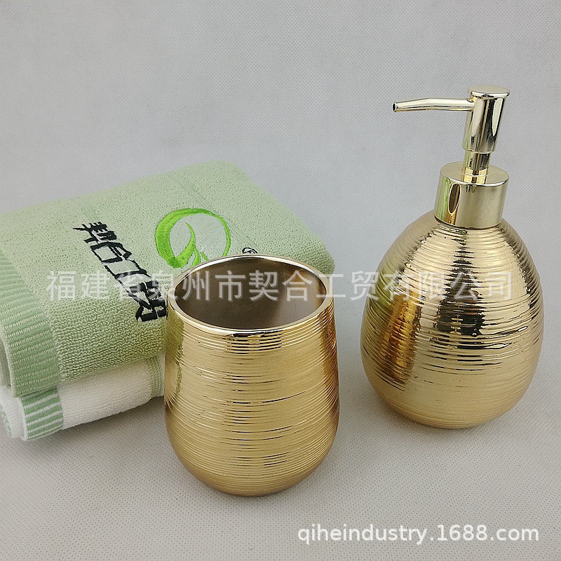 Simple cuarto de baño de cuatro piezas de cerámica del hotel traje de baño artículos de tocador kit electrochapado oro serie de artículos sanitarios