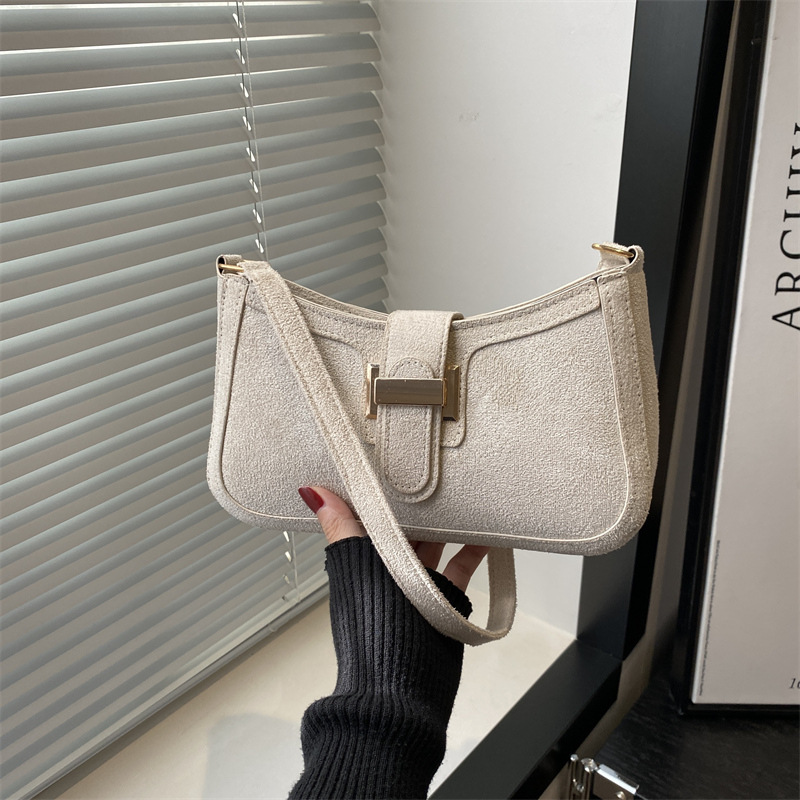 Diseño de nicho francés bolso de axila retro mujer 2024 nueva textura hebilla de cinturón bolso de mensajero de hombro de moda mujer