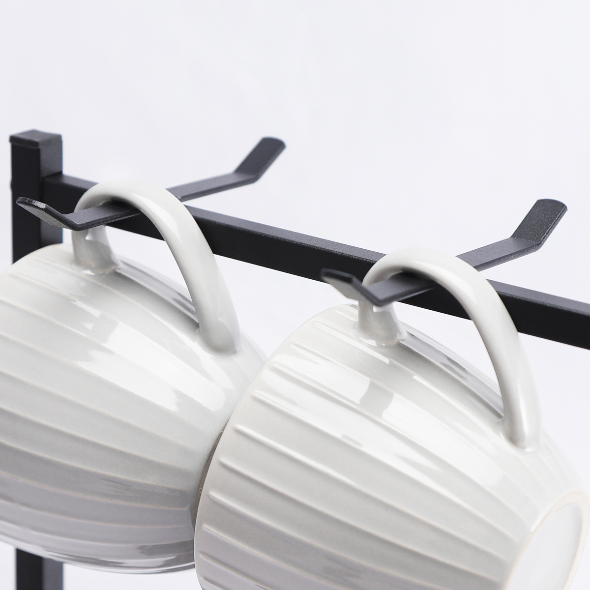 Soporte para tazas de café en stock, estante de hierro forjado sin taladro para tazas, estante de almacenamiento de tres niveles para tazas de té invertidas para cocina.