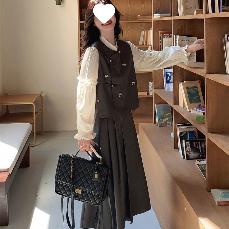 新中式国风刺绣马甲衬衫百褶裙套装女春春流行大方得体三件套纽扣