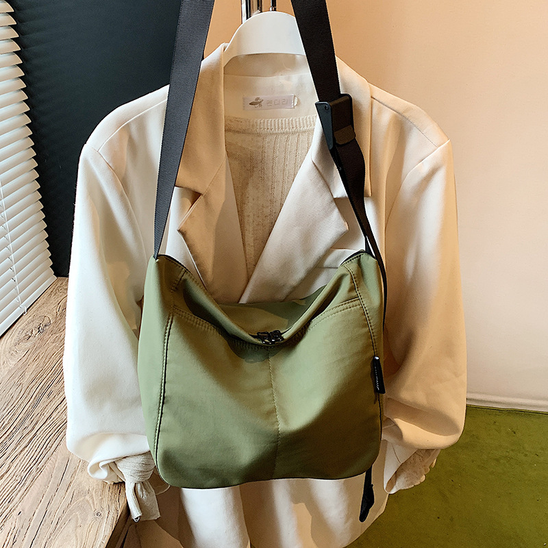大学上课通勤包女2025新款休闲简约斜挎帆布包学生装书轻薄布袋包