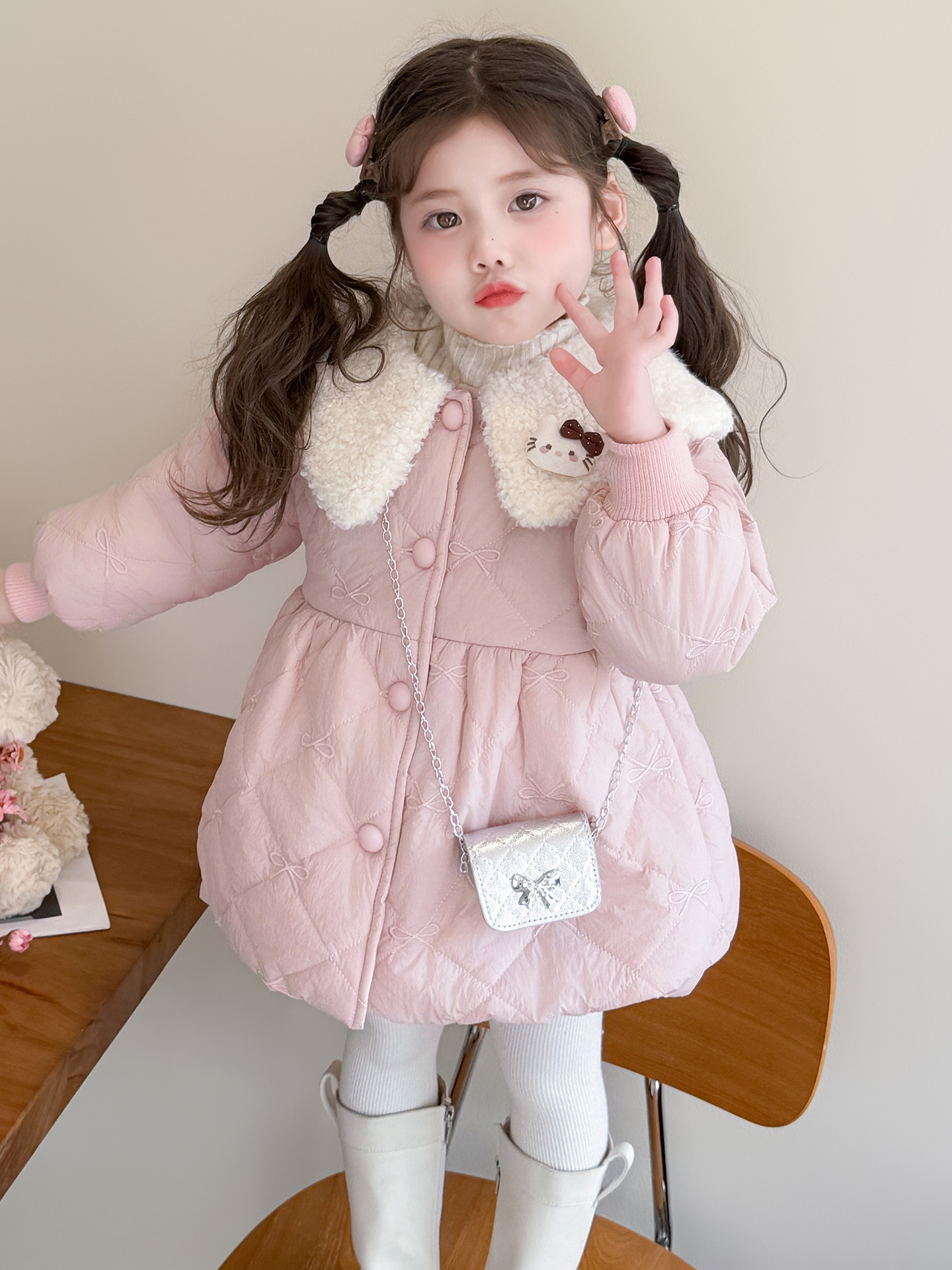 Niña invierno de ropa de algodón 2025 nuevo estilo extranjero niños bordados ropa de algodón de arco de invierno chaqueta de algodón caliente bebé femenino