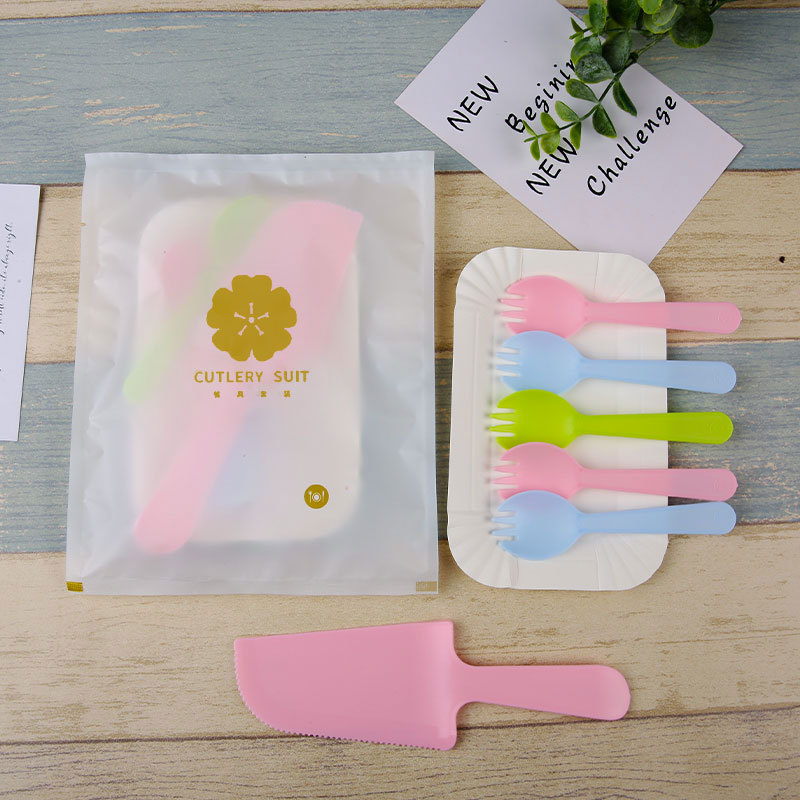 흰색 가방, 트레이 5개, 포크 5개, 칼 50세트