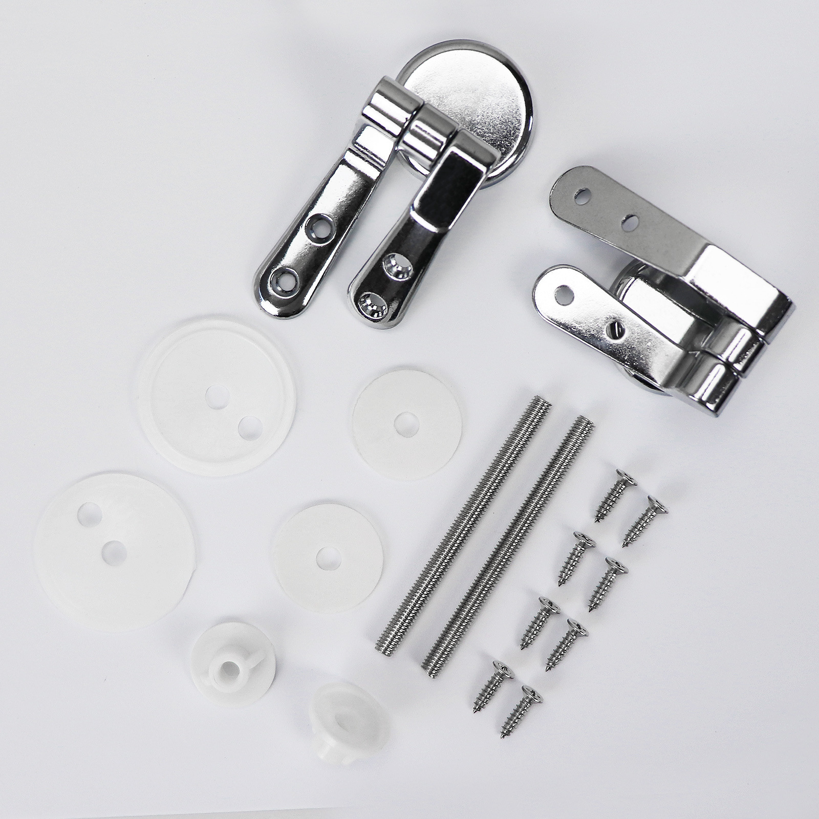 Un par de bisagras con tornillos accesorios.