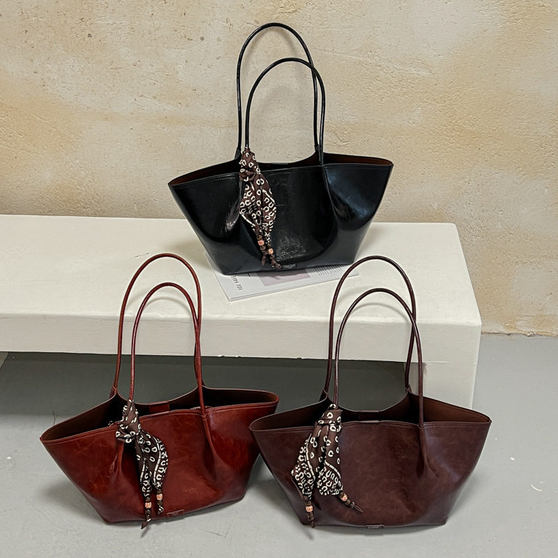 Túi tote nữ đeo vai thiết kế tối giản dáng shopping cỡ lớn — Cà phê màu lụa miễn phí khăn, Khăn lụa đen, Nâu lụa miễn phí khăn, Màu cà phê với khăn lụa chi tiết 1