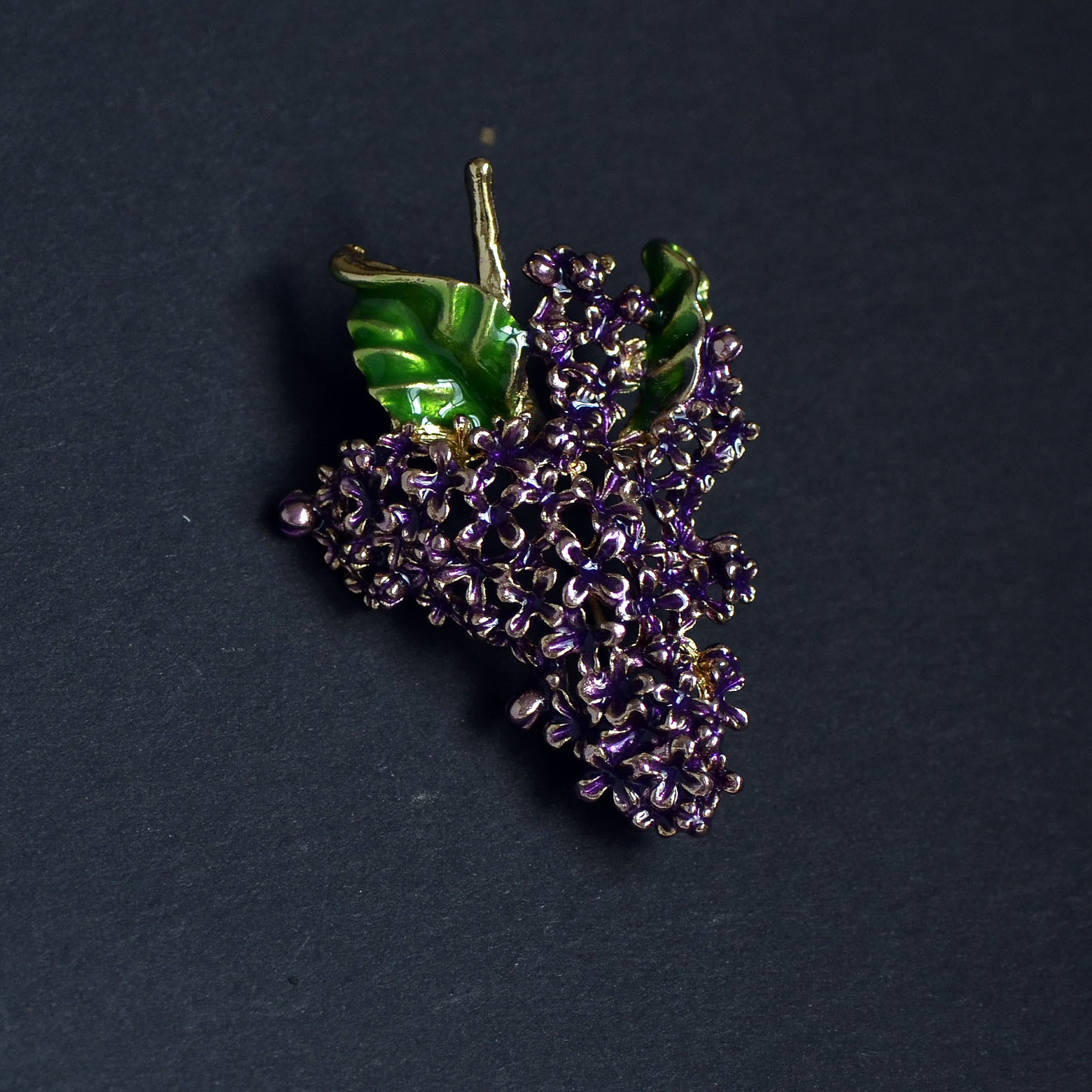 Paarse broche, luxe emaille speld met sophisticate design_voghion.com