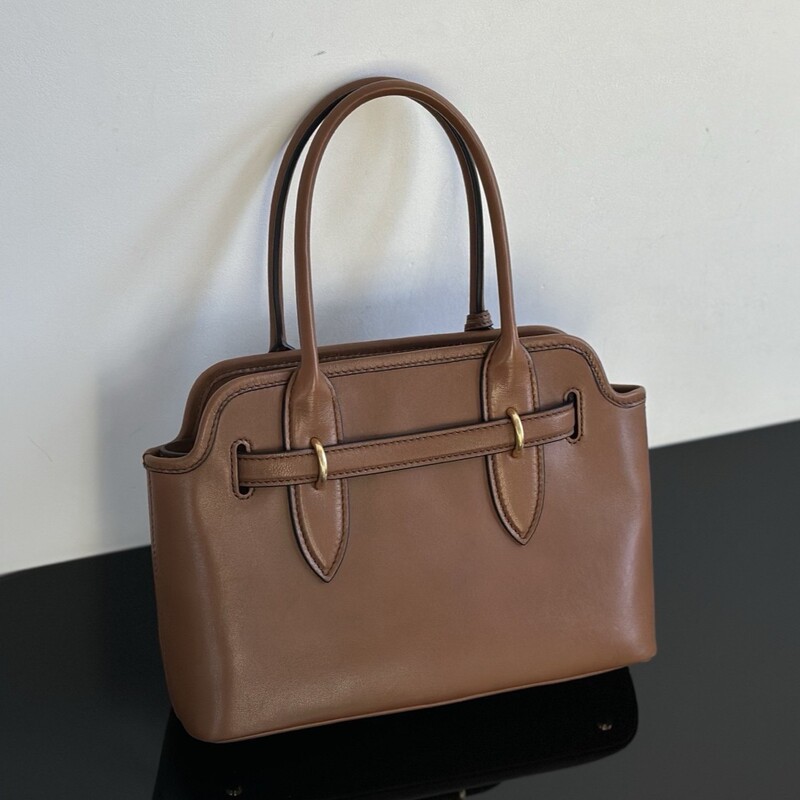 2026 Oil-waxed cowhide tote bag, vintage distressed look, brass hardware, hand-stitched, three-tone series, 1688 source 2026 Oil-waxed cowhide tote bag, vintage distressed look, brass hardware, hand-stitched, three-tone series, 1688 source