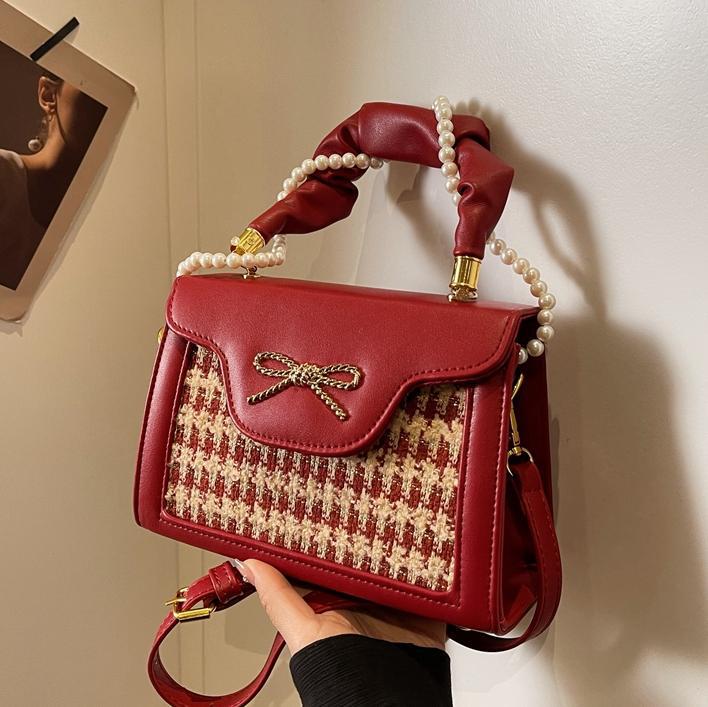 Bolso cuadrado pequeño de mano rojo de alta gama para mujer 2025 nuevo bolso de dama de honor de pata de gallo bolso de novia cruzado de estilo occidental de todo fósforo