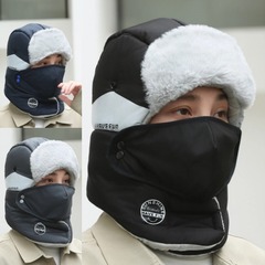 帽子の男性は冬に自転車で首を保護して保温します。