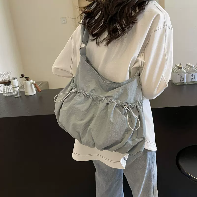 褶皱斜挎包学生布包女2024春夏新款单肩包纯色上课包车缝线褶皱包