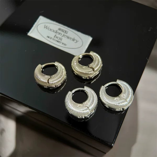 Metal Texture Oval Earrings French Retro Hoop Style Ins Light Luxury Elegant Minimalist Design Earrings for Women