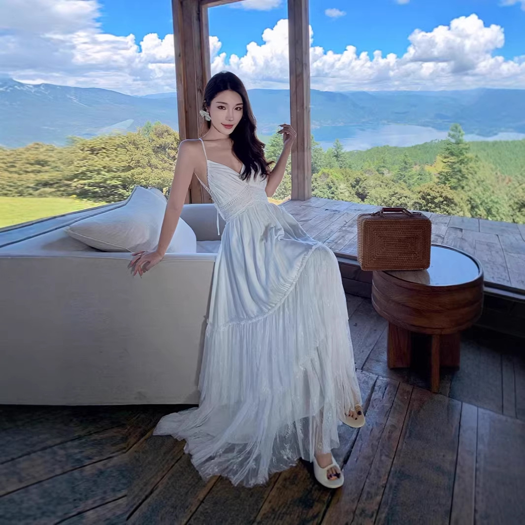 Boho-Urlaub: Weißes Maxikleid mit Spitzenbesatz und offenem Rücken – ein Kleid aus weißem Spitzen-Patchwork_voghion.com