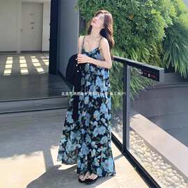 海边度假蓝色碎花吊带连衣裙女2025春夏针织衫气质雪纺沙滩裙涤纶
