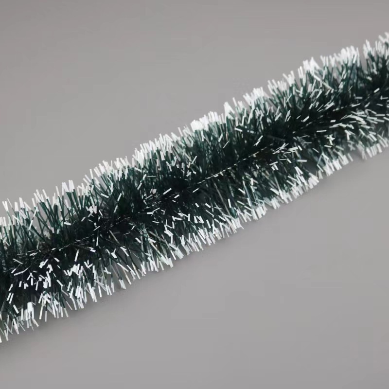 新しい2メートルの雪の毛の条は花のリボンの祝日のシーンを引っ張ります。|undefined