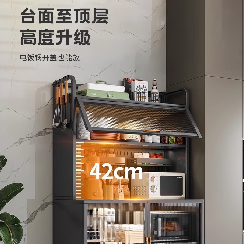 台所の物置棚の食事のそばのロッカーは床に落ちて多層のオーブンの電子レンジの鍋の電気器具の多機能の収納棚の戸棚を置きます。|undefined