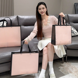 �r�и�Ĥ���b����������ƺ��s�h��ُ�����ӡlogo��Ů�bُ���