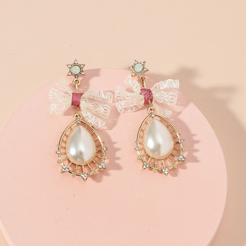 Vintage Fashion Pearl Water Drop Hollow Long Inlaid Rhinestone Earrings Wholesale Nihaojewelry display picture 6