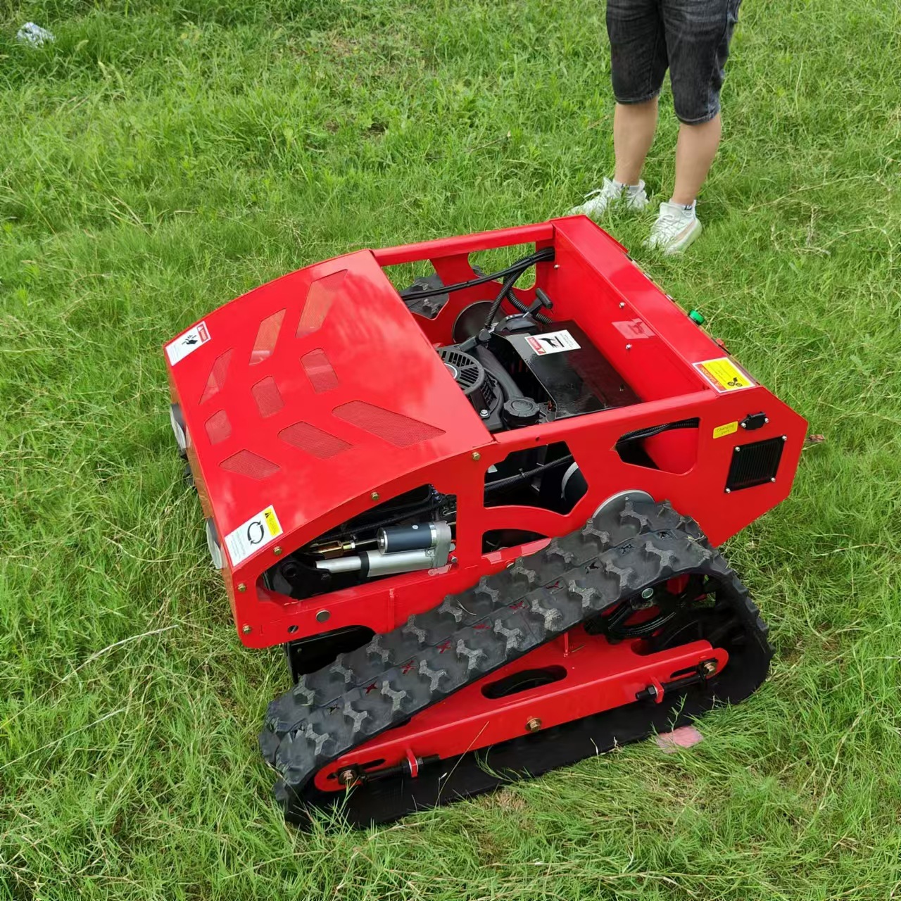 出口德国智能遥控割草机 550型爬坡割草除草机 履带式农场剪草机