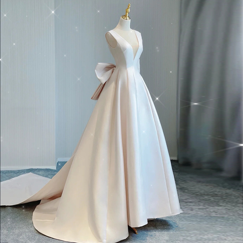 Vintage Satin Wedding Dress Minimalist Style High Quality Elegantly Slimming V Neck Long Train For Women_ecoleips.com